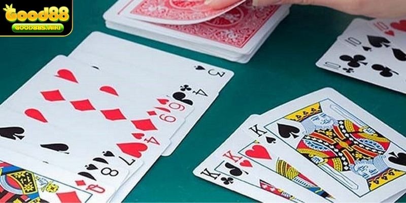 Người chơi sắp xếp bài để tránh tình trạng vỡ nợ